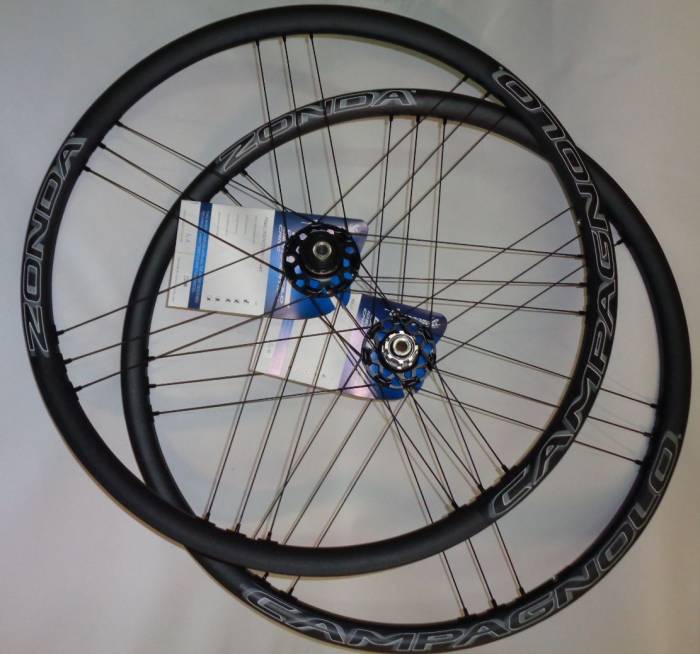 Campagnolo ZONDA DISC kerékszett fekete, ÁTÜTŐTENGYELYES